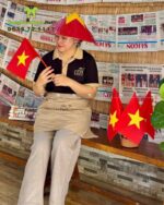 Bộ đồng phục nhân viên tiệm trà sữa thiết kế hiện đại sang trọng, in logo Tiệm Trà Nhà Lam.