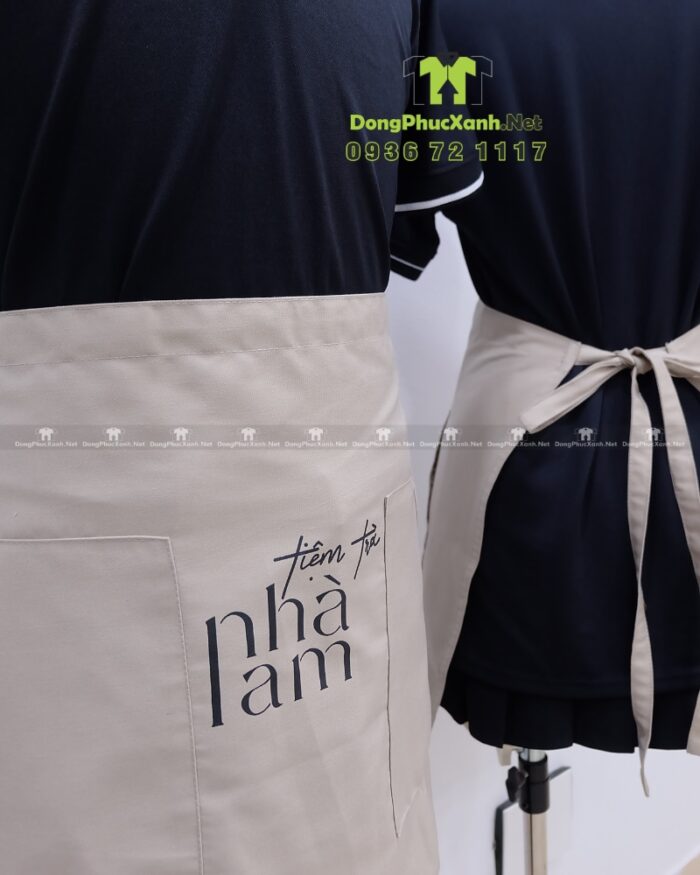 Bộ đồng phục nhân viên tiệm trà sữa thiết kế hiện đại sang trọng, in logo Tiệm Trà Nhà Lam.