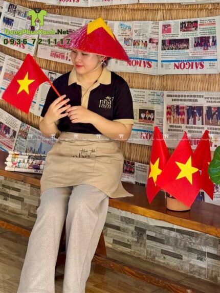 Bộ đồng phục nhân viên tiệm trà sữa thiết kế hiện đại sang trọng, in logo Tiệm Trà Nhà Lam.