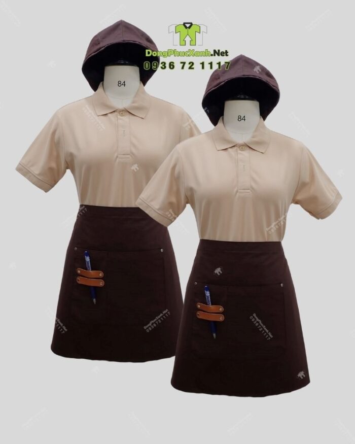 Bộ đồng phục quán cà phê có áo thun đồng phục màu kem phong cách trang nhã, lịch thiệp.