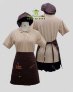 Bộ đồng phục quán cà phê có áo thun đồng phục màu kem phong cách trang nhã, lịch thiệp.