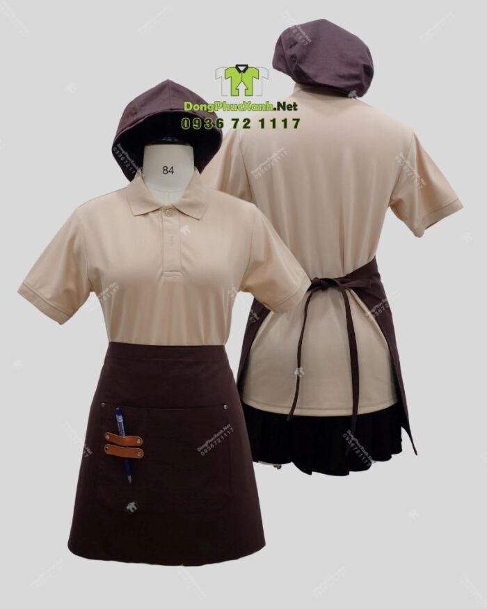 Bộ đồng phục quán cà phê có áo thun đồng phục màu kem phong cách trang nhã, lịch thiệp.