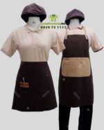 Bộ đồng phục quán cà phê có áo thun đồng phục màu kem phong cách trang nhã, lịch thiệp.