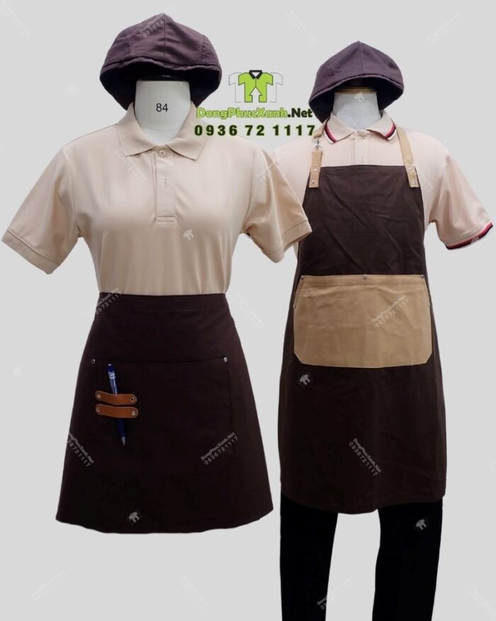 Bộ đồng phục quán cà phê có áo thun đồng phục màu kem phong cách trang nhã, lịch thiệp.