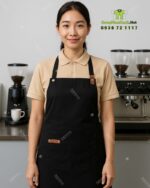 Bộ đồng phục quán cà phê có áo thun đồng phục màu kem phong cách trang nhã, lịch thiệp.