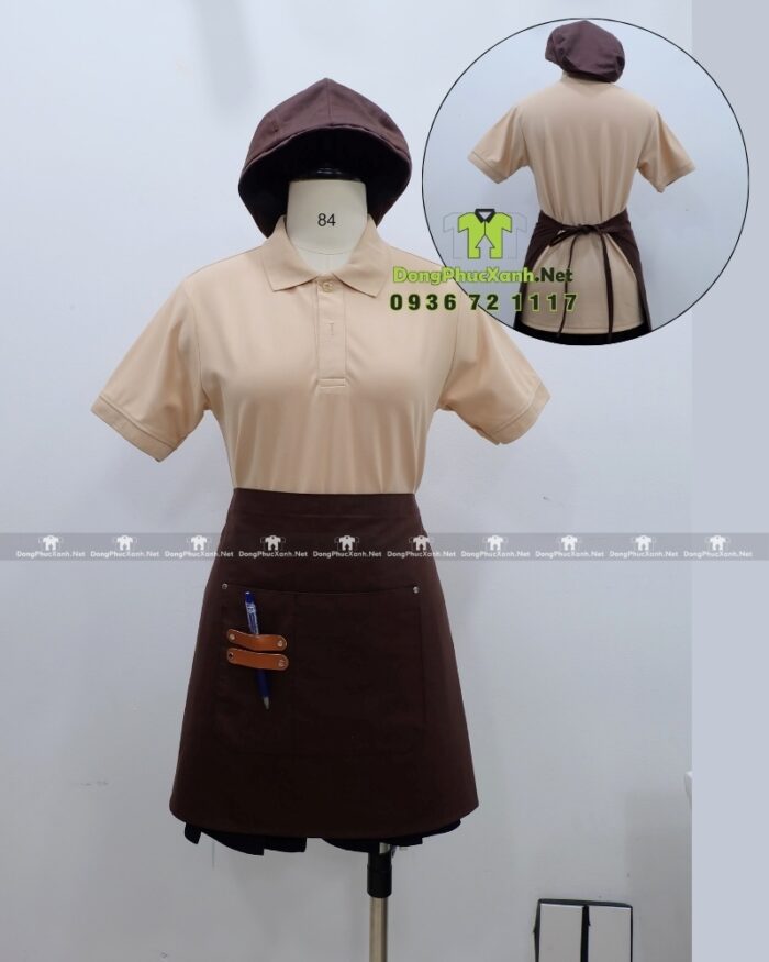 Bộ đồng phục quán cà phê có áo thun đồng phục màu kem phong cách trang nhã, lịch thiệp.