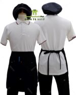 Bộ đồng phục quán cà phê có áo thun đồng phục màu trắng tạo cảm giác tươi mới và năng động, theo phong cách hiện đại, tối giản.