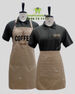 Bộ đồng phục quán cà phê thiết kế màu xanh rêu cho áo thun đồng phục, phong cách Châu Âu sang trọng.
