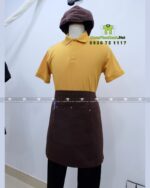 Bộ đồng phục quán trà sữa thiết kế áo thun đồng phục màu vàng, phong cách nổi bật, tăng sự chú ý với khách hàng.
