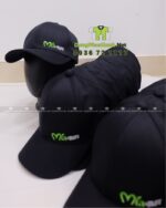 Nón đồng phục lưỡi trai thiết kế vừa vặn dành cho nhân viên bán hàng, thêu logo Mía&More.