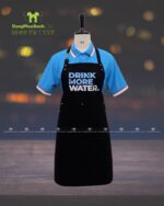 Tạp dề đồng phục nhân viên quán nước thiết kế dây móc khóa ngang eo độc đáo, in logo Drink More Water.