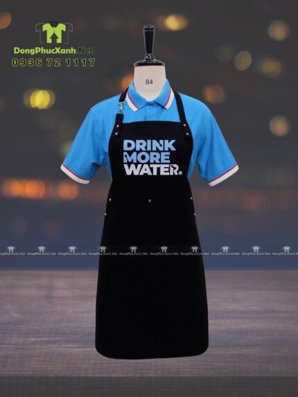 Tạp dề đồng phục nhân viên quán nước thiết kế dây móc khóa ngang eo độc đáo, in logo Drink More Water.