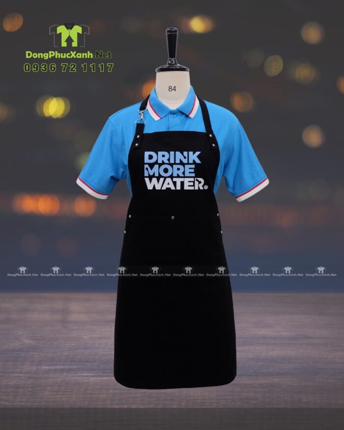 Tạp dề đồng phục nhân viên quán nước thiết kế dây móc khóa ngang eo độc đáo, in logo Drink More Water.