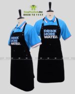 Tạp dề đồng phục nhân viên quán nước thiết kế dây móc khóa ngang eo độc đáo, in logo Drink More Water.