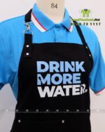 Tạp dề đồng phục nhân viên quán nước thiết kế dây móc khóa ngang eo độc đáo, in logo Drink More Water.