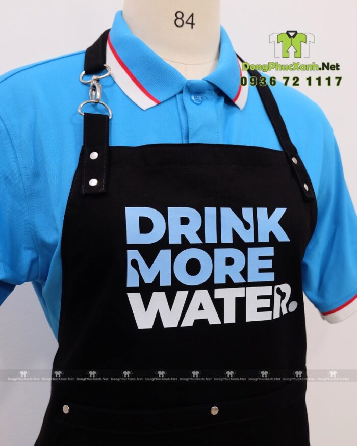 Tạp dề đồng phục nhân viên quán nước thiết kế dây móc khóa ngang eo độc đáo, in logo Drink More Water.
