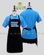 Tạp dề đồng phục nhân viên quán nước thiết kế dây móc khóa ngang eo độc đáo, in logo Drink More Water.