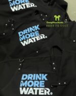 Tạp dề đồng phục nhân viên quán nước thiết kế dây móc khóa ngang eo độc đáo, in logo Drink More Water.