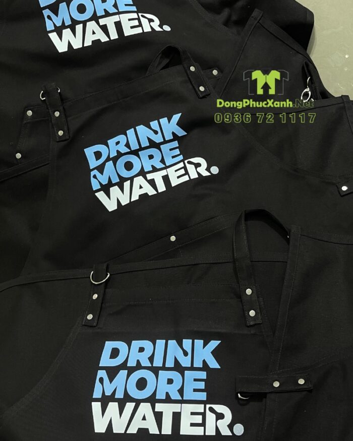 Tạp dề đồng phục nhân viên quán nước thiết kế dây móc khóa ngang eo độc đáo, in logo Drink More Water.