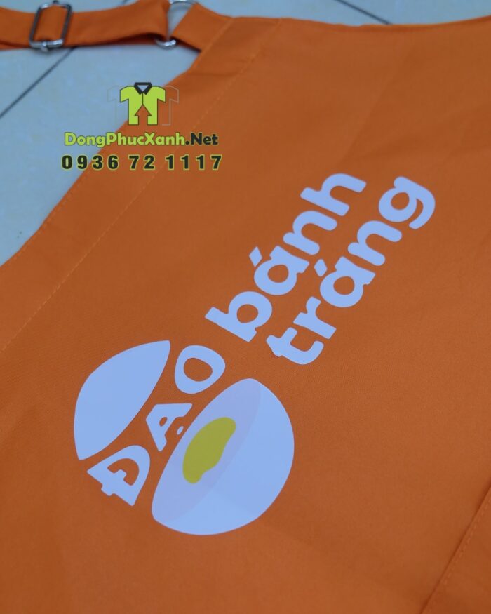 Tạp dề đồng phục nhân viên quán ăn vặt thiết kế màu cam nổi bật, in logo Đạo Bánh Tráng.