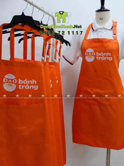 Tạp dề đồng phục nhân viên quán ăn vặt thiết kế màu cam nổi bật, in logo Đạo Bánh Tráng.