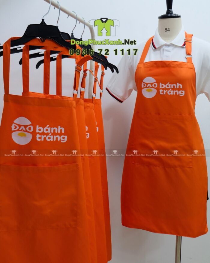 Tạp dề đồng phục nhân viên quán ăn vặt thiết kế màu cam nổi bật, in logo Đạo Bánh Tráng.