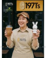 Bộ tạp dề quán cà phê thiết kế màu be đẹp mắt, thêu logo 1971’s.