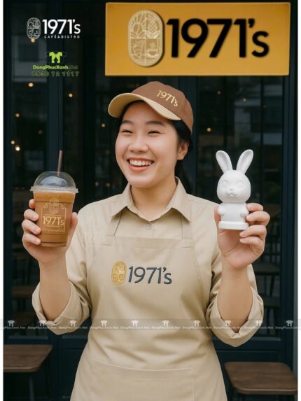 Bộ tạp dề quán cà phê thiết kế màu be đẹp mắt, thêu logo 1971’s.