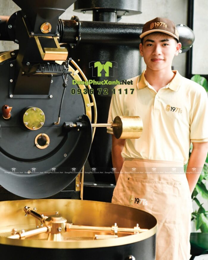 Bộ tạp dề quán cà phê thiết kế màu be đẹp mắt, thêu logo 1971’s.