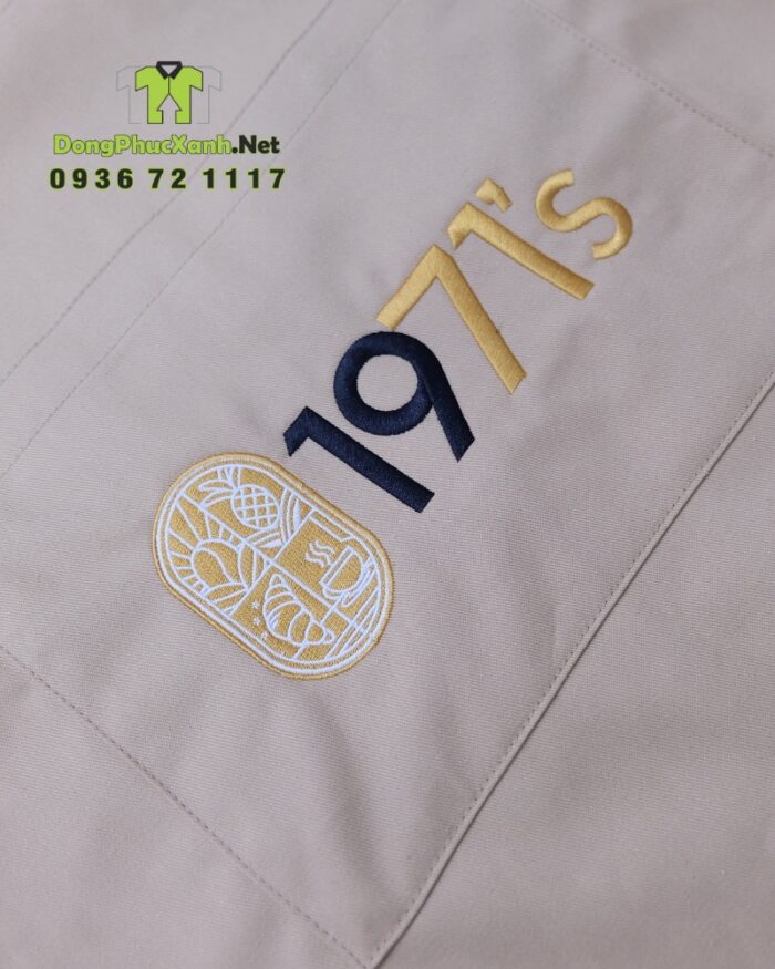 Bộ tạp dề quán cà phê thiết kế màu be đẹp mắt, thêu logo 1971’s.