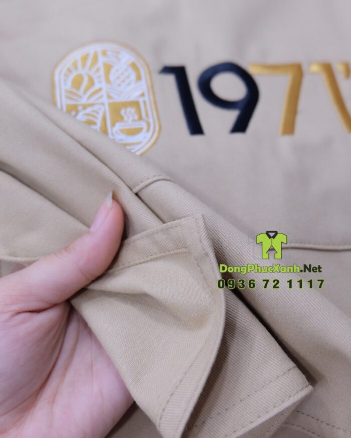 Bộ tạp dề quán cà phê thiết kế màu be đẹp mắt, thêu logo 1971’s.