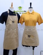 Bộ tạp dề quán cà phê thiết kế màu be đẹp mắt, thêu logo 1971’s.