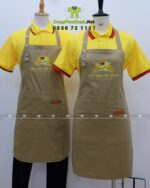 Tạp dề đồng phục nhân viên bán hàng thiết kế dây đeo nút bấm hiện đại, in logo Yến Núi Tây Ninh.
