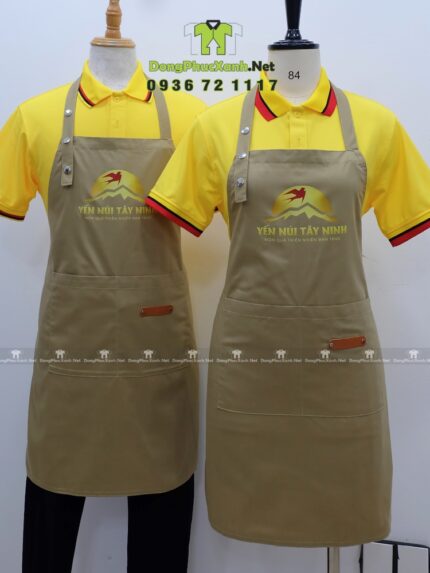 Tạp dề đồng phục nhân viên bán hàng thiết kế dây đeo nút bấm hiện đại, in logo Yến Núi Tây Ninh.