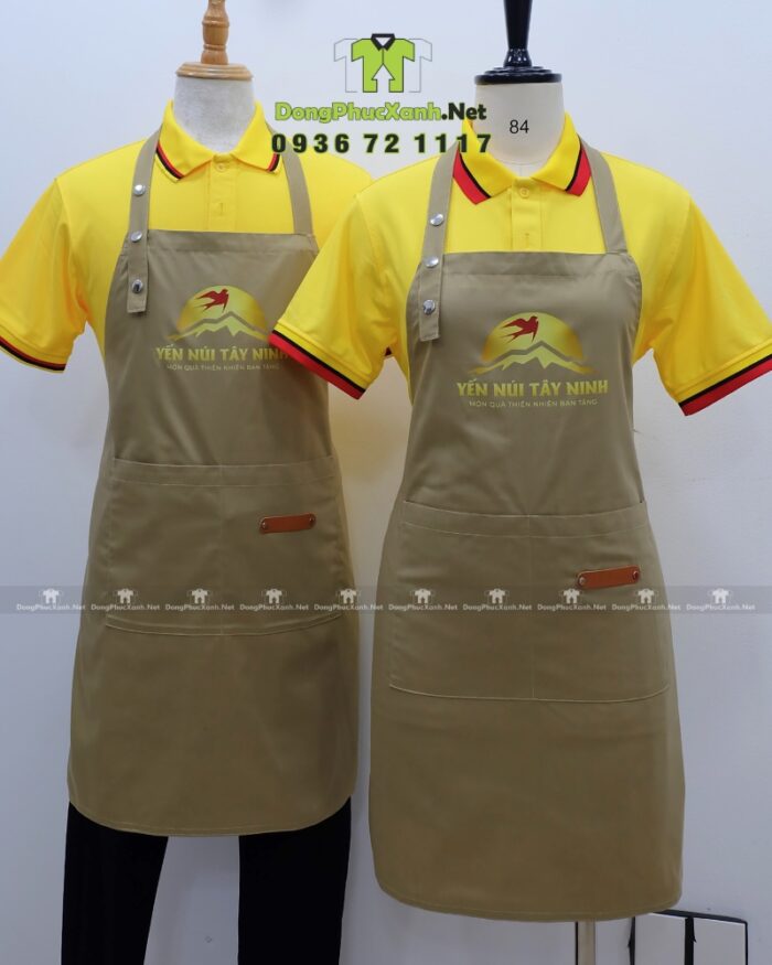 Tạp dề đồng phục nhân viên bán hàng thiết kế dây đeo nút bấm hiện đại, in logo Yến Núi Tây Ninh.