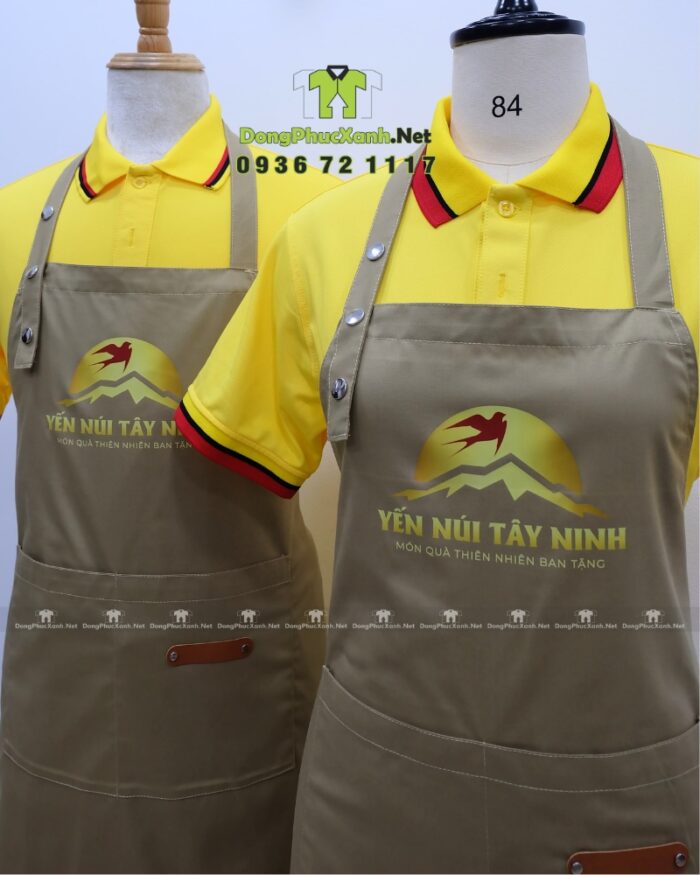 Tạp dề đồng phục nhân viên bán hàng thiết kế dây đeo nút bấm hiện đại, in logo Yến Núi Tây Ninh.