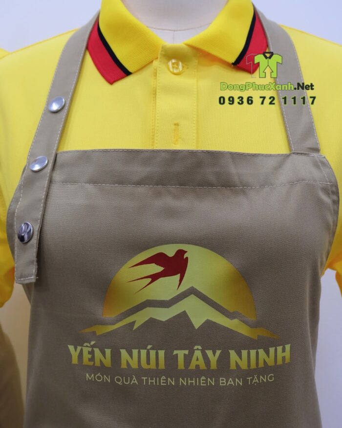 Tạp dề đồng phục nhân viên bán hàng thiết kế dây đeo nút bấm hiện đại, in logo Yến Núi Tây Ninh.