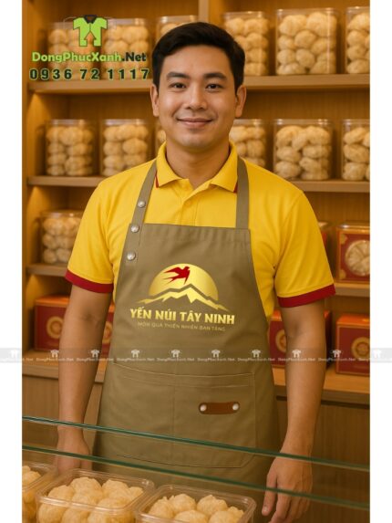 Tạp dề đồng phục nhân viên bán hàng thiết kế dây đeo nút bấm hiện đại, in logo Yến Núi Tây Ninh.