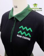 Áo thun đồng phục màu đen phối viền xanh lá dành cho nhân viên quán cà phê, thêu logo Mam Coffee.