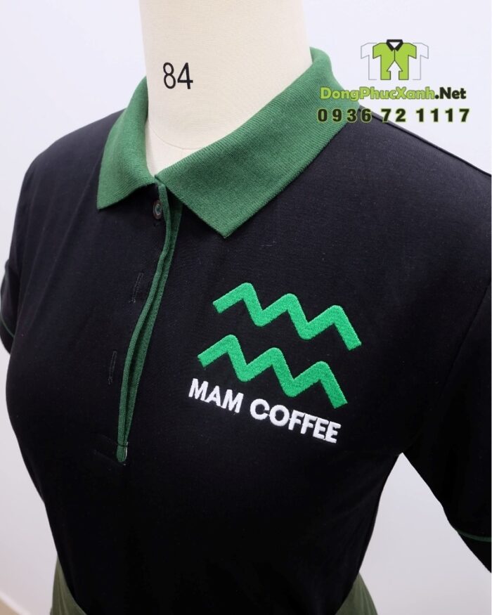 Áo thun đồng phục màu đen phối viền xanh lá dành cho nhân viên quán cà phê, thêu logo Mam Coffee.