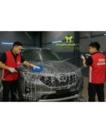 Áo gile đồng phục màu đỏ, in chữ “TITAN DETAILING”dành cho nhân viên sửa chữa oto