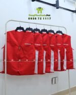 Áo gile đồng phục màu đỏ, in chữ “TITAN DETAILING”dành cho nhân viên sửa chữa oto