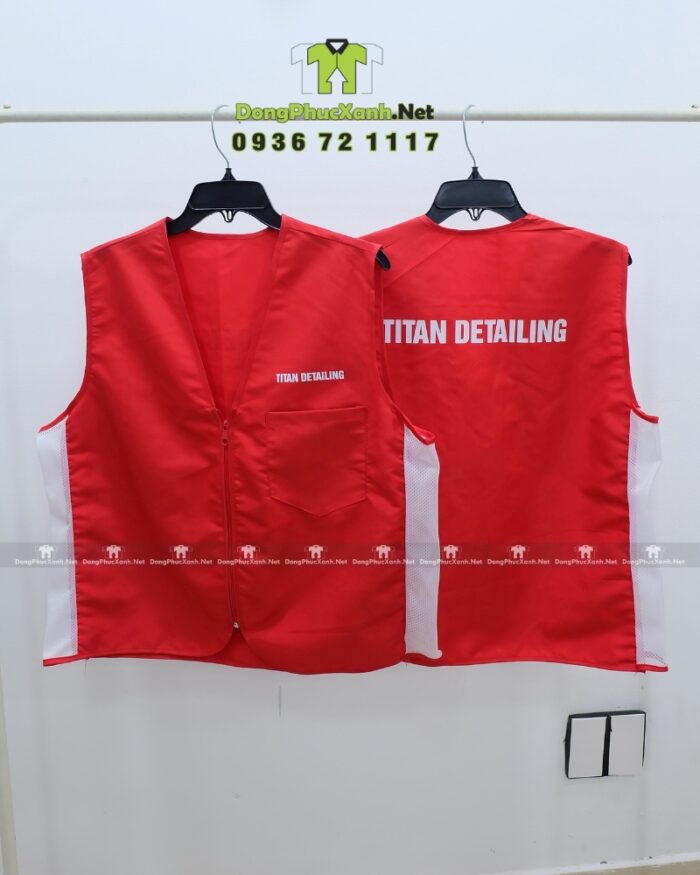Áo gile đồng phục màu đỏ, in chữ “TITAN DETAILING”dành cho nhân viên sửa chữa oto