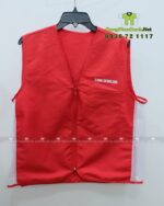 Áo gile đồng phục màu đỏ, in chữ “TITAN DETAILING”dành cho nhân viên sửa chữa oto
