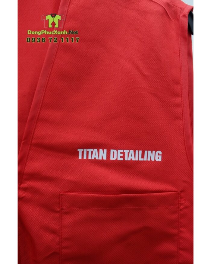 Áo gile đồng phục màu đỏ, in chữ “TITAN DETAILING”dành cho nhân viên sửa chữa oto
