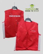 Áo gile đồng phục màu đỏ, in chữ “TITAN DETAILING”dành cho nhân viên sửa chữa oto