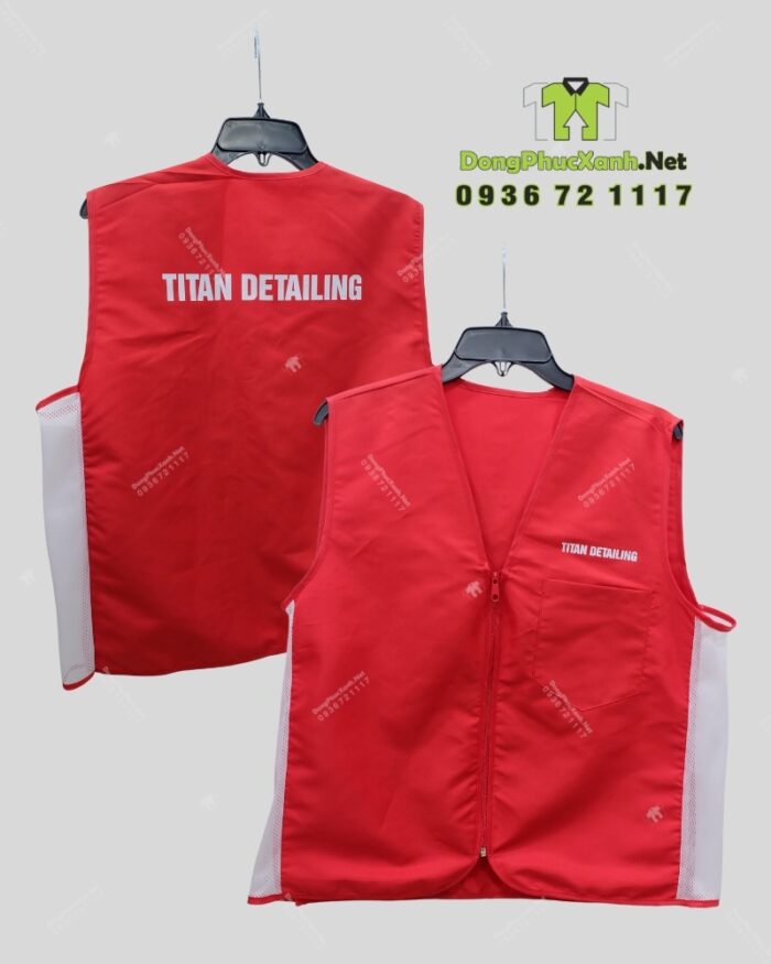 Áo gile đồng phục màu đỏ, in chữ “TITAN DETAILING”dành cho nhân viên sửa chữa oto