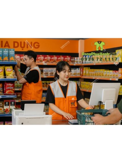 Áo gile nhân viên màu cam năng động, in logo Dara K-Mart.