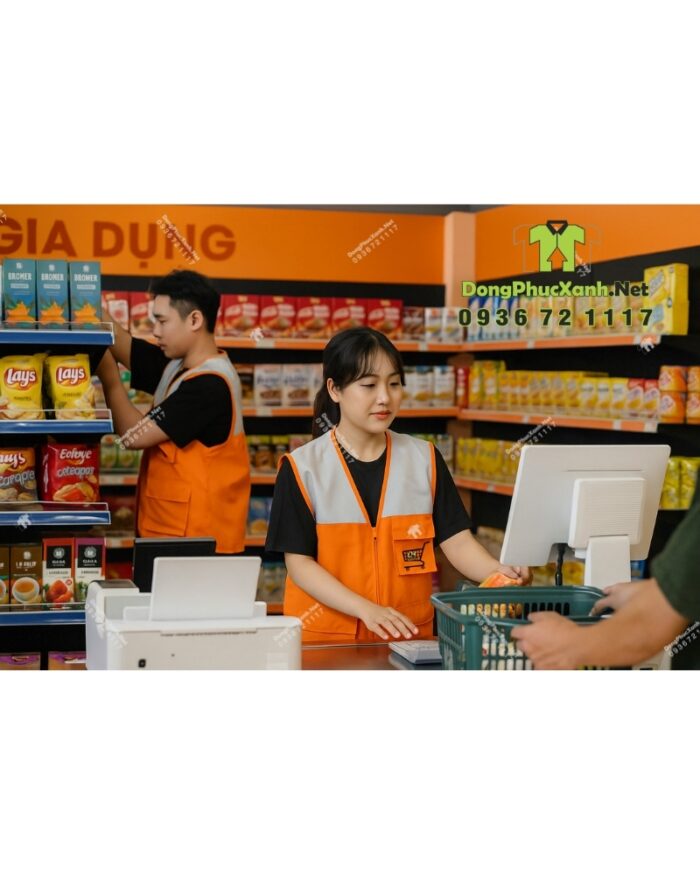 Áo gile nhân viên màu cam năng động, in logo Dara K-Mart.