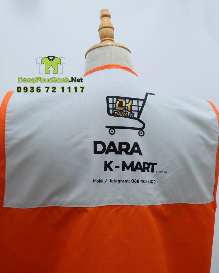 Áo gile nhân viên màu cam năng động, in logo Dara K-Mart.